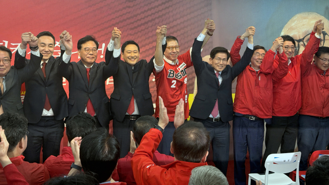 2일 오전 부산 서면의 한 빌딩에서 열린 박형준 국민의힘 부산시장 후보 선거 개소식에서 장동혁 대표 등 국힘 지도부가 총출동해 파이팅을 외치고 있다. 연합뉴스