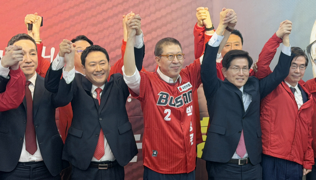 2일 오전 부산 서면의 한 빌딩에서 열린 박형준 국민의힘 부산시장 후보 선거 개소식이 끝난 뒤 장동혁 대표 등 국힘 지도부와 박 후보, 김문수 상임선대본부장 등이 손을 맞잡고 있다. 연합뉴스