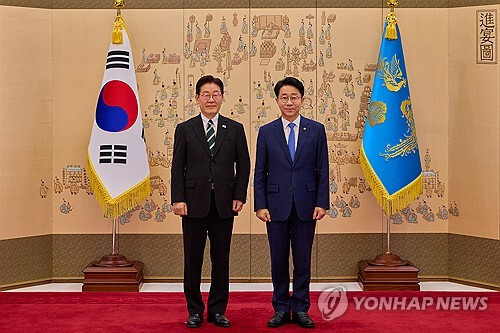 이재명 대통령이 2025년 12월 28일 청와대에서 더불어민주당 조정식 의원에게 대통령 정무특별보좌관 위촉장을 수여한뒤 기념 촬영하고 있다. 연합뉴스