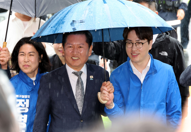더불어민주당 정청래 대표와 하정우 부산 북갑 국회의원 보궐선거 후보가 3일 오전 부산 북구 구포시장을 찾아 나란히 걸어가고 있다. 정종회 기자 jjh@