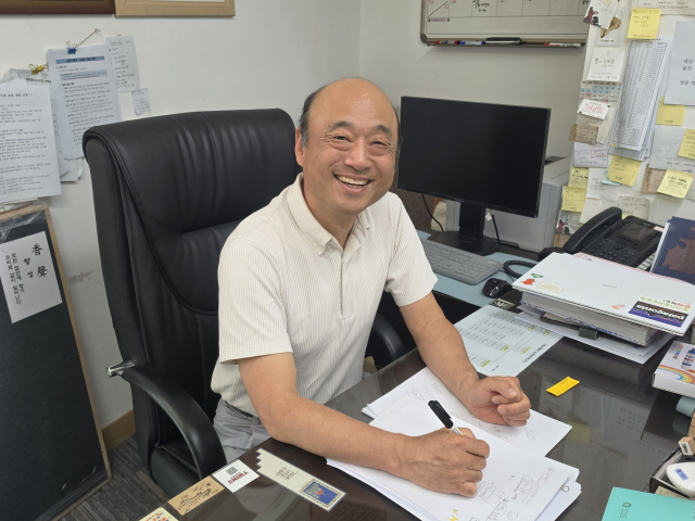 양산시 승격 30주년을 기념하기 위해 개최한 특별전인 ‘삽량, 위대한 양산’ 성과를 웃으면서 설명하고 있는 신용철 관장. 김태권 기자