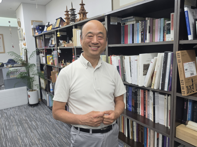 양산시 승격 30주년을 기념하기 위해 개최한 특별전인 ‘삽량, 위대한 양산’을 성과를 웃으면서 설명하고 있는 신용철 관장. 김태권 기자