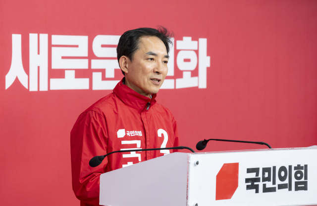 박민식 전 국가보훈부 장관이 지난 1일 서울 여의도 국민의힘 중앙당사에서 6·3 재보선 부산 북구 갑 선거구 공천 면접을 마친 뒤 취재진 질문에 답하고 있다. 연합뉴스