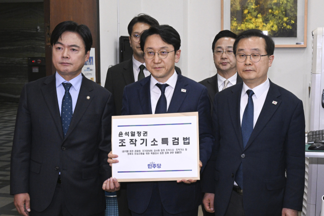 더불어민주당 천준호 원내대표 직무대행과 국정조사특위 위원들이 지난달 30일 국회 의안과에 '윤석열 정치검찰 조작기소 진상규명 특검법'을 제출하고 있다. 연합뉴스
