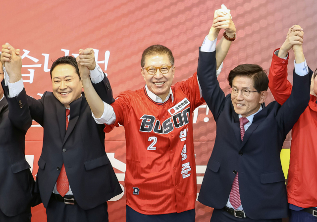 박형준 국민의힘 부산시장 후보 선거사무소 개소식이 2일 부산 부산진구 부전동 박 후보 선거사무소에서 열렸다. 장동혁 대표 등 국힘 지도부와 박 후보, 김문수 상임선대본부장 등이 손을 맞잡고 있다. 김종진 기자 kjj1761@