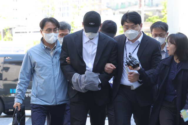 5월 4일 오전 경기도 남양주시 의정부지방법원 남양주지원에서 김창민 영화감독 상해치사 사건 피의자(가운데)가 구속 전 피의자 심문(영장실질심사)을 위해 법정으로 이동하고 있다. 연합뉴스