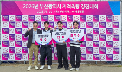(왼쪽부터) 김효건 토목환경과 학과장, 우수상 임영민 학생, 대상 성주영 학생, 최우수상 차상두 학생.