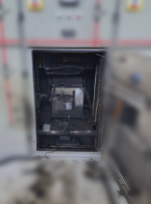 4일 오전 9시 35분께 부산 강서구 부산신항 부두 변전소 안에서 작업 중이던 20대 남성 A 씨가 감전되는 사고가 발생했다. A 씨는 인근 병원으로 옮겨졌지만 끝내 숨졌다. 부산 강서경찰서 제공