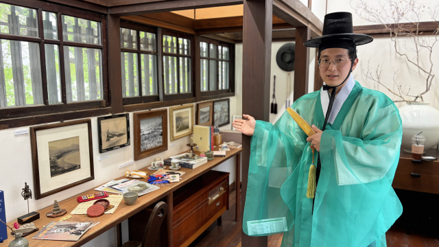 전시 중인 '골동' 작품을 설명하는 젊은 수집가 향운재(박영빈). 김은영 기자 key66@
