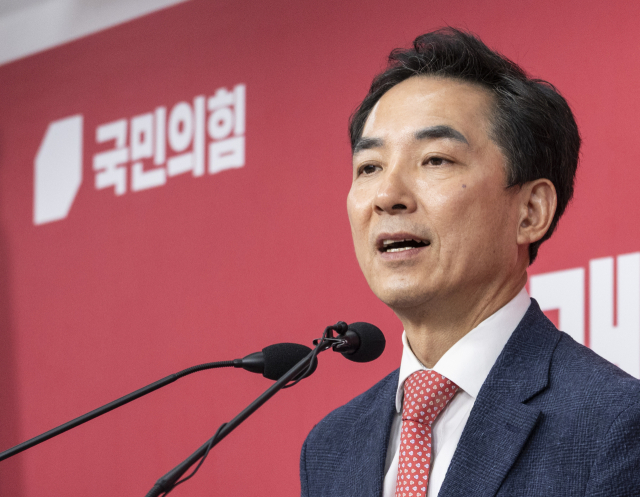 6·3 재보선 부산 북구 갑 선거구에 국민의힘 공천이 확정된 박민식 전 국가보훈부 장관이 5일 서울 여의도 중앙당사에서 열린 기자회견에서 한동훈 후보와의 단일화 가능성에 대한 취재진 질문에 답하고 있다. 박 전 장관은 이번 선거에 
