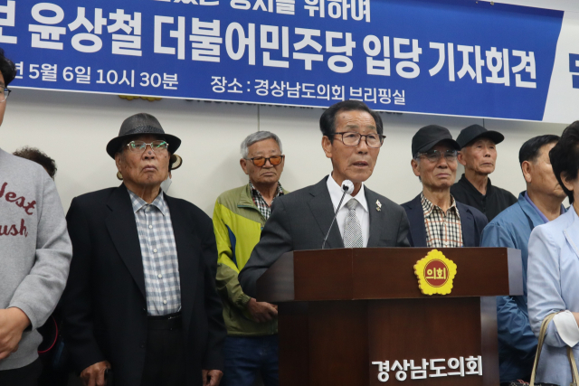 윤상철(가운데) 경남도의원 함안2 선거구 예비후보가 6일 경남도의회에서 국민의힘 탈당 의사를 밝히고 있다. 최환석 기자