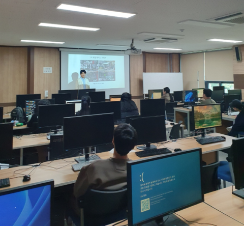 기업 현직 선배 특강을 듣고 있는 동명대 게임학부 학생들. 동명대 제공