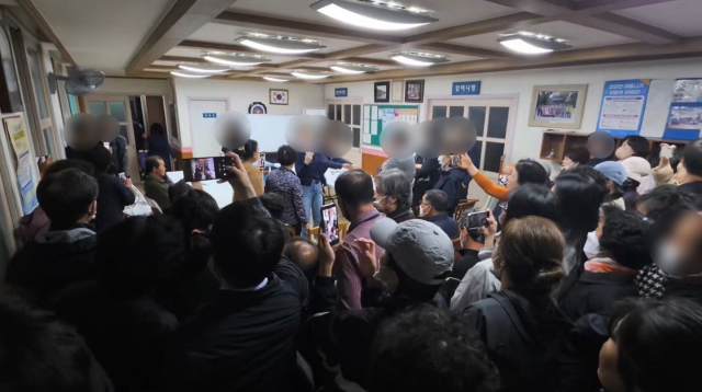 지난달 부산 북구 화명동 한 입주자대표회의에서 주민들이 침묵시위를 하고 있다. 독자 제공
