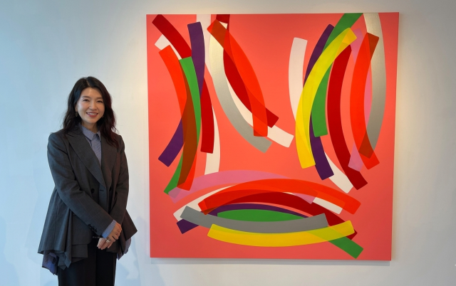 지난달 23일 부산 OKNP에서 개막한 ‘PALIMPSET(팔림프세스트)_겹쳐진 시간의 층’ 개인전에 참석한 하태임 작가가 작품 앞에서 포즈를 취했다. 김은영 기자 key66@