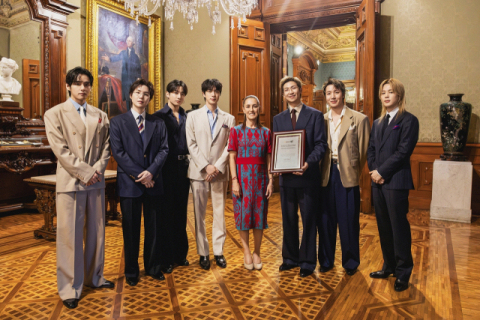 BTS, 멕시코시티 공연 앞두고 대통령궁 방문…정부 기념패도 받아