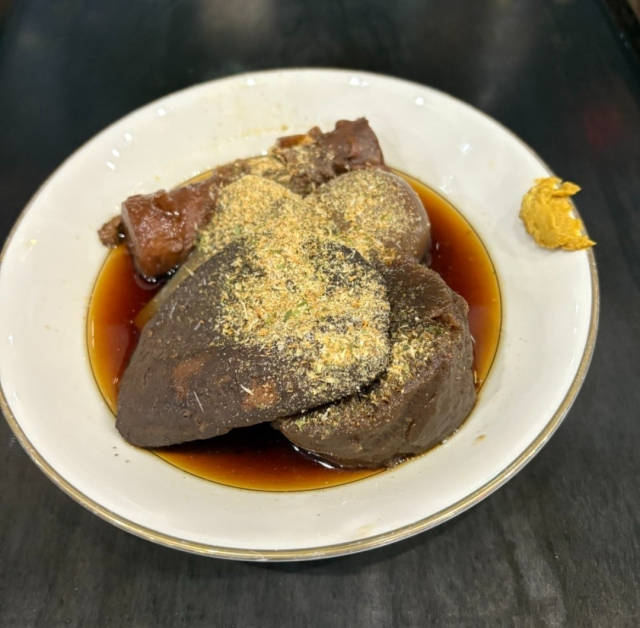 시즈오카의 명물인 검은 오뎅.