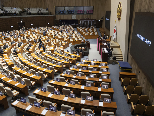 우원식 국회의장이 7일 국회에서 열린 제435회 국회(임시회) 1차 본회의에서 대한민국 헌법 개정안에 대한 국민의힘 참여를 호소한 뒤 기다리고 있다. 국민의힘은 헌법개정안 반대를 당론으로 결정해 이날 본회의에 입장하지 않고 있다. 연합뉴스
