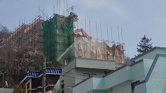 지난달 30일 부산 남구 우암동 주택가 인근에서 옛 부산외대 건물이 철거되고 있다. 김재량 기자 ryang@