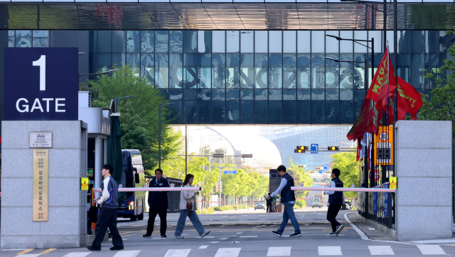 지난 6일 오전 인천 연수구 삼성바이오로직스 공장에 출근한 직원들이 이동하고 있다. 연합뉴스