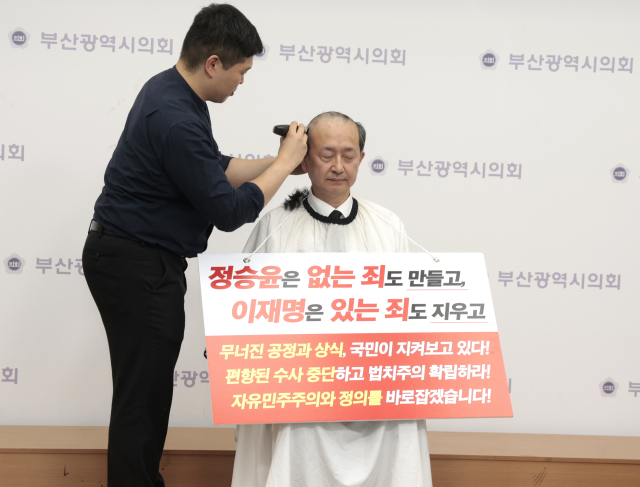 부산시교육감 후보인 정승윤 부산대 법학전문대학원 교수가 8일 오후 부산시의회 브리핑룸에서 자신에 대한 정치공작 중단 등을 촉구하며 삭발하고 있다. 정대현 기자 jhyun@