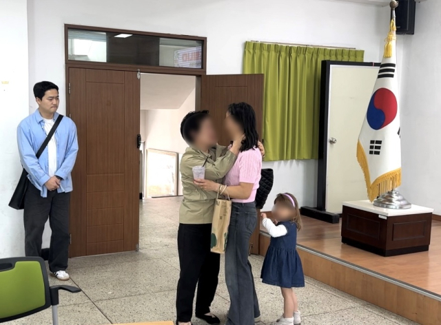 부산에서 태어나 생후 3개월 만에 네덜란드로 입양된 한 여성이 48년 만에 경찰의 도움으로 생모와 상봉했다. 부산 해운대경찰서 제공