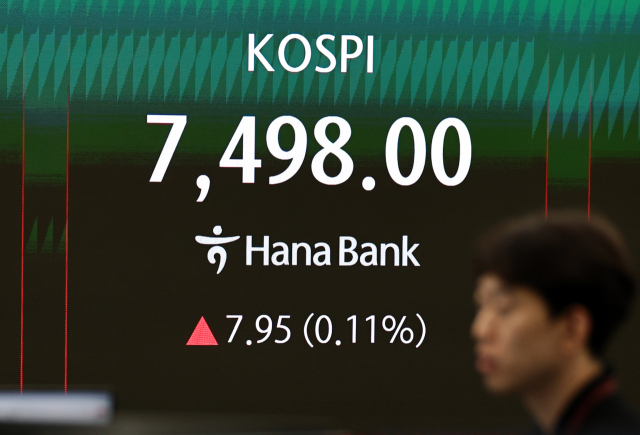 코스피가 장 후반 상승 전환해 7,500선 턱밑에서 장을 마치며 또 사상 최고치를 경신한 8일 서울 하나은행 본점 딜링룸에서 딜러들이 업무를 보고 있다. 이날 코스피는 전장보다 7.95포인트 오른 7,498.00에 장을 마치며 지난 4일부터 4거래일 연속 상승세를 나타냈다. 연합뉴스