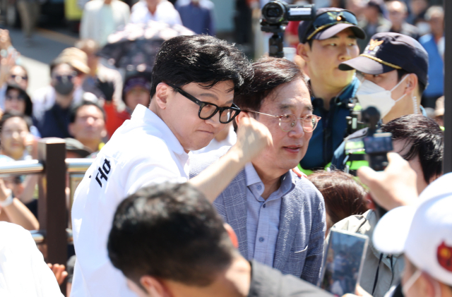9일 오후 부산 북구 구포시장 인근에서 열린 한동훈 무소속 후보 출마 선언 기자회견에서 한 후보가 서병수 전 의원과 함께하고 있다. 이재찬 기자 chan@