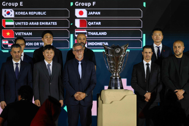 김상식(아래줄 왼쪽 두 번째) 베트남 감독이 10일 2027 AFC 아시안컵 조추첨을 마친 뒤 우승 트로피 앞에서 사진 촬영을 하고 있다.AFP연합뉴스