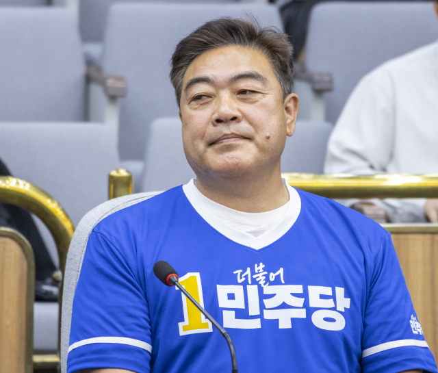 더불어민주당 이원종 골목골목 선대위원장이 10일 국회에서 열린 더불어민주당 대한민국 국가 정상화 선거대책위원회 출범식에 참석해 정청래 대표의 발언을 듣고 있다. 연합뉴스