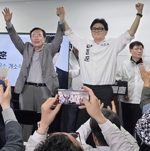 무소속 한동훈 부산 북갑 국회의원 보궐선거 후보가 10일 부산 북구에서 열린 선거사무소 개소식에서 서병수 전 의원과 손을 맞잡고 있다. 서 전 의원은 최근 국민의힘을 탈당하고 한 후보 캠프 명예선대위원장에 합류했다. 연합뉴스