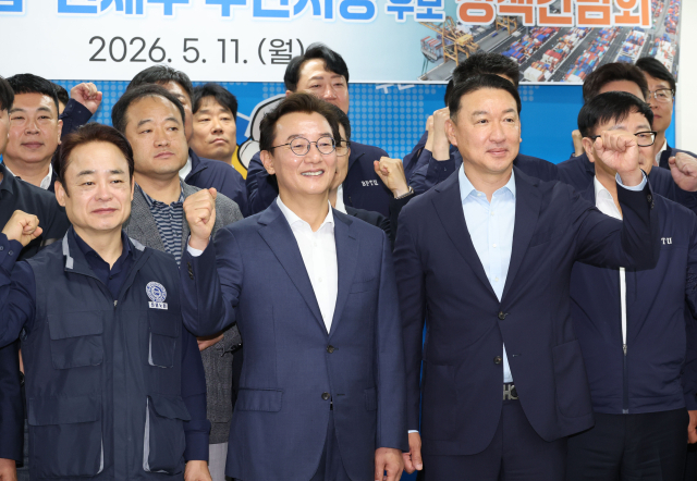 더불어민주당 전재수 부산시장 후보가 11일 오전 부산 중구 부산항운노조에서 열린 정책 간담회에서 박병근 위원장 등 참석자들과 기념사진을 찍고 있다. 이날 부산항운노조는 전 후보 지지를 선언했다. 정종회 기자 jjh@