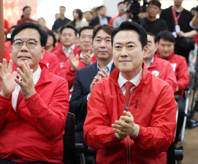 국민의힘 장동혁 대표와 송언석 원내대표가 11일 울산시 남구 울산시당에서 열린 '6·3 지방선거 울산선대위 발대식 및 공천장 수여식'에 참석해 손뼉을 치고 있다. 연합뉴스