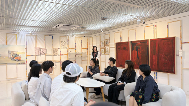 부산문화재단은 지난달 28일 오후 감만창의문화촌에서 입주 작가, 경성대학교 학생, 관계자 등 30여 명이 참석한 가운데 기획 상설전 ‘감만, 가만히 들여다봅니다’ 오픈식을 열고 있다. 사진은 입주 작가와 경성대학교 현대미술학과 재학생들이 대화를 나누는 모습. 김은영 기자 key66@