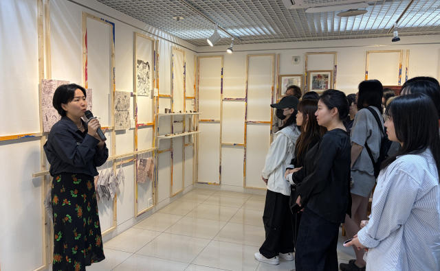 부산문화재단은 지난달 28일 오후 감만창의문화촌에서 입주 작가, 경성대학교 학생, 관계자 등 30여 명이 참석한 가운데 기획 상설전 ‘감만, 가만히 들여다봅니다’ 오픈식을 열고 있다. 사진은 김미래 작가의 전시 도슨트 모습. 김은영 기자 key66@