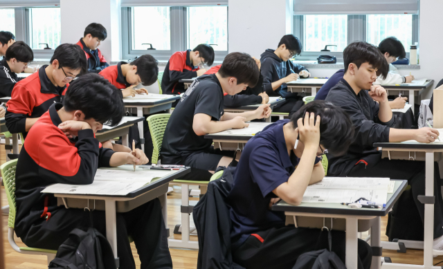 2028학년도 대학입학전형의 핵심으로 변별력 확보가 떠오르고 있다. 지난 7일 오전 부산 동래구 동래고서 고3 학생들이 전국연합학력평가를 치르는 모습. 김종진 기자 kjj1761@
