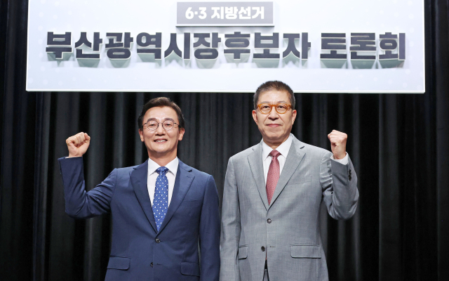 더불어민주당 전재수 부산시장 후보와 국민의힘 박형준 후보가 지난 12일 부산MBC에서 열린 초청토론회에서 포즈를 취하고 있다. 정종회 기자 jjh@
