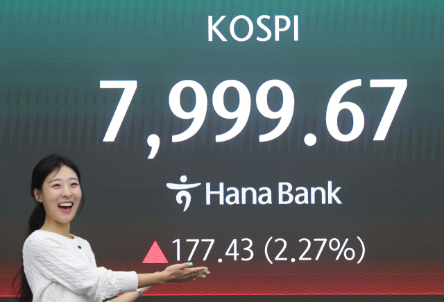 12일 서울 중구 하나은행 딜링룸 현황판에 코스피가 표시돼 있다. 지수는 전장보다 131.17포인트 오른 7,953.41로 출발해 7,900대를 유지하고 있다. 연합뉴스