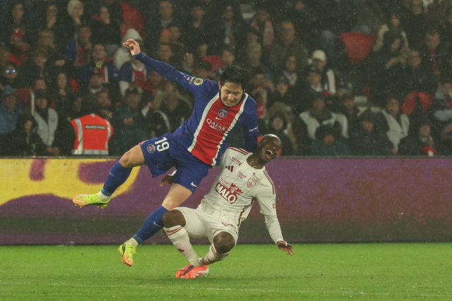 파리 생제르맹(PSG)의 이강인이 지난 11일 열린 리그1 브레스트와의 경기에서 상대 선수에 걸려 넘어지고 있다.EPA연합뉴스
