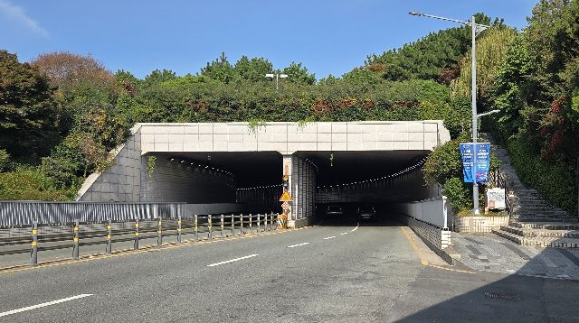 부산 남구 부산문화회관과 유엔기념공원 사이에 있는 터널 철거 공사가 다음 달 진행될 전망이다. 부산일보DB