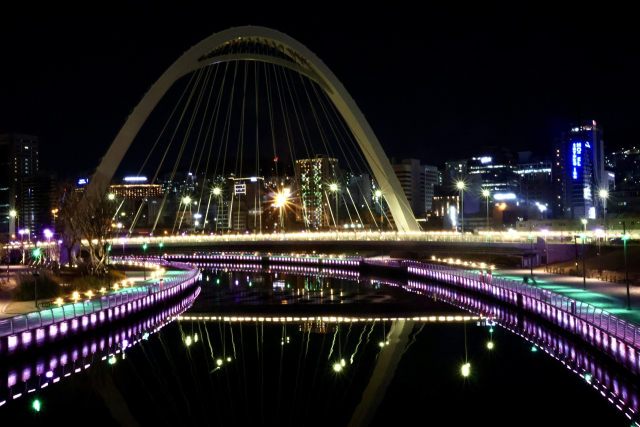 30일 ‘2026 야반도주 in 부산(NIGHT ROAD RACE)’이 부산 북항 친수공원 일대에서 열린다. 북항 친수공원 야경.