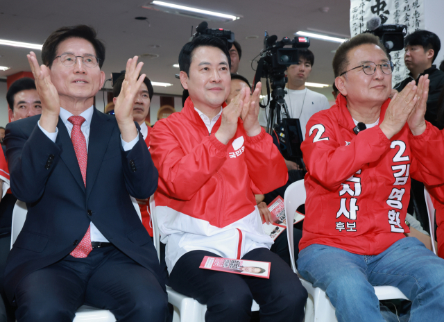 국민의힘 장동혁 대표가 13일 충북 청주시 김영환 충북도지사 후보의 선거사무소 개소식 겸 선대위 발대식에 참석해 명예선대위원장인 김문수 전 고용노동부 장관, 김 후보와 손뼉 치고 있다. 연합뉴스