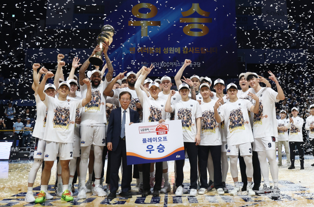 부산 KCC 선수들이 13일 고양소노아레나에서 열린 2025-2026 KBL 플레이오프 챔피언 결정전에서 우승을 차지한 뒤 기뻐하고 있다. 연합뉴스