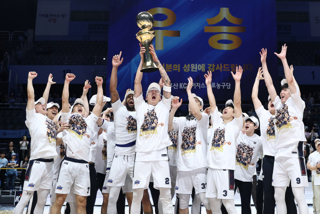 부산 KCC 선수들이 13일 고양소노아레나에서 열린 2025-2026 KBL 플레이오프 챔피언 결정전에서 우승을 차지한 뒤 트로피를 들고 기뻐하고 있다. 연합뉴스