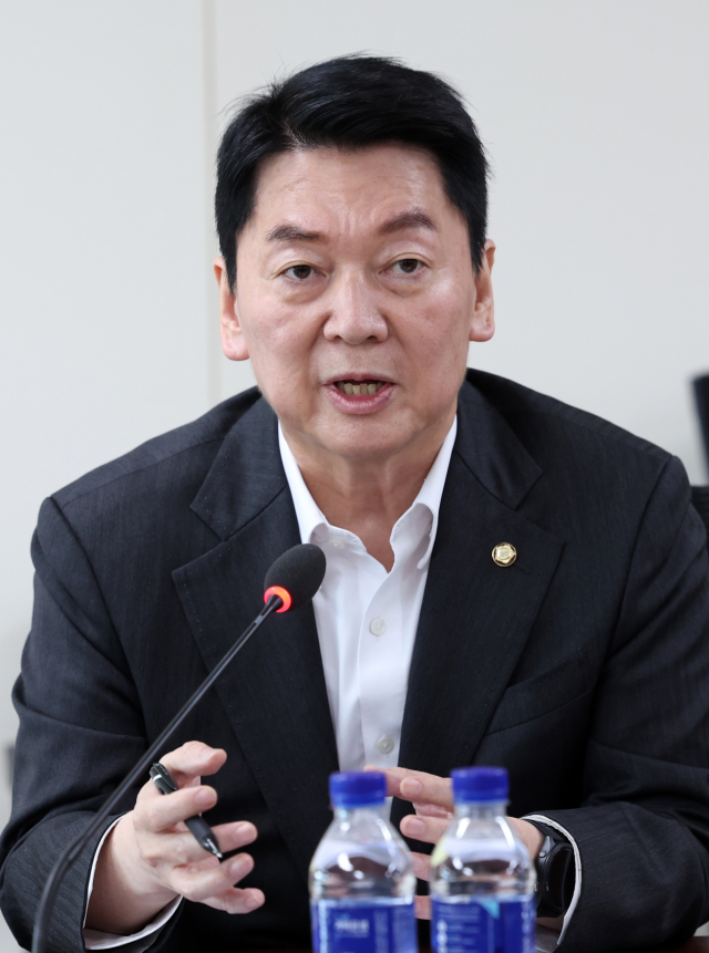 국민의힘 안철수 의원이 8일 강원 원주시 지정면 원주의료기기산업진흥원을 방문해 인사말을 하고 있다. 연합뉴스