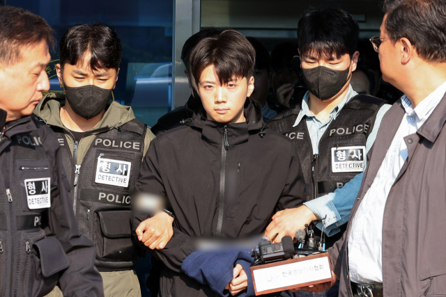 살인·살인미수 혐의를 받는 장윤기(23) 씨가 14일 오전 광주 서부경찰서에서 검찰로 송치되기 전 포토라인에 서고 있다. 연합뉴스