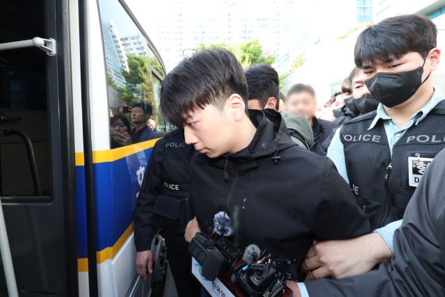 살인·살인미수 혐의를 받는 장윤기(23) 씨가 14일 광주 서부경찰서에서 검찰로 송치되고 있다. 연합뉴스