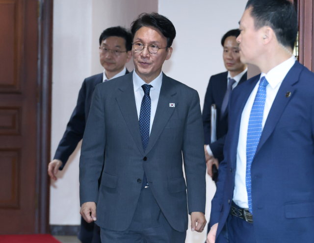 김민석 국무총리가 13일 서울 종로구 정부서울청사에서 열린 비상경제본부회의에 입장하고 있다. 연합뉴스