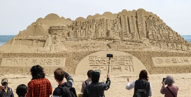 지난 4일 부산 해운대구 해운대해수욕장에서 모래 조각가들이 작품을 제작하고 있다. 부산을 주제로 열리는 올해 해운대 모래축제는 5월 15~18일 열릴 예정이며 모래조각 작품은 6월 14일까지 관람할 수 있다. 김종진 기자 kjj1761@
