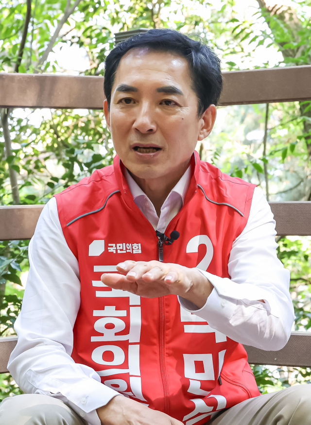 부산 북갑 보궐선거에 나선 국민의힘 박민식 후보가 14일 오전 북구 무장애숲길에서 <부산일보>와 인터뷰를 하고 있다. 김종진 기자 kjj1761@