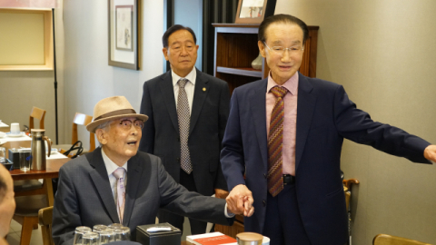 70년 이어진 사제 情… 스승 100세 축하 잔치